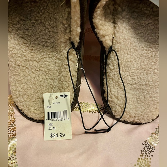 3/ $15 🌸 NWT! Cozy Brown Slippers, size 11M - Picture 6 of 6